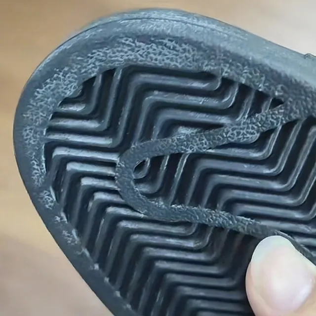 Uneven gloss and whitening defect on finished PU shoe sole surface